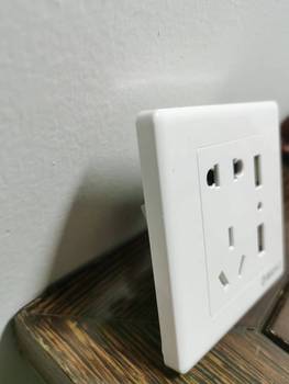 国际电工 A10系列 面板 五孔插座带二位USB 白色 有边框