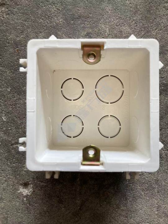 联塑 PVC暗装中穿筋拼装开关盒（带金属片）