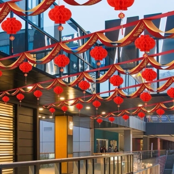 彩艺 新年春节装饰拉旗 酒红色新春快乐波浪旗9条( 总长约24米)+灯笼30个